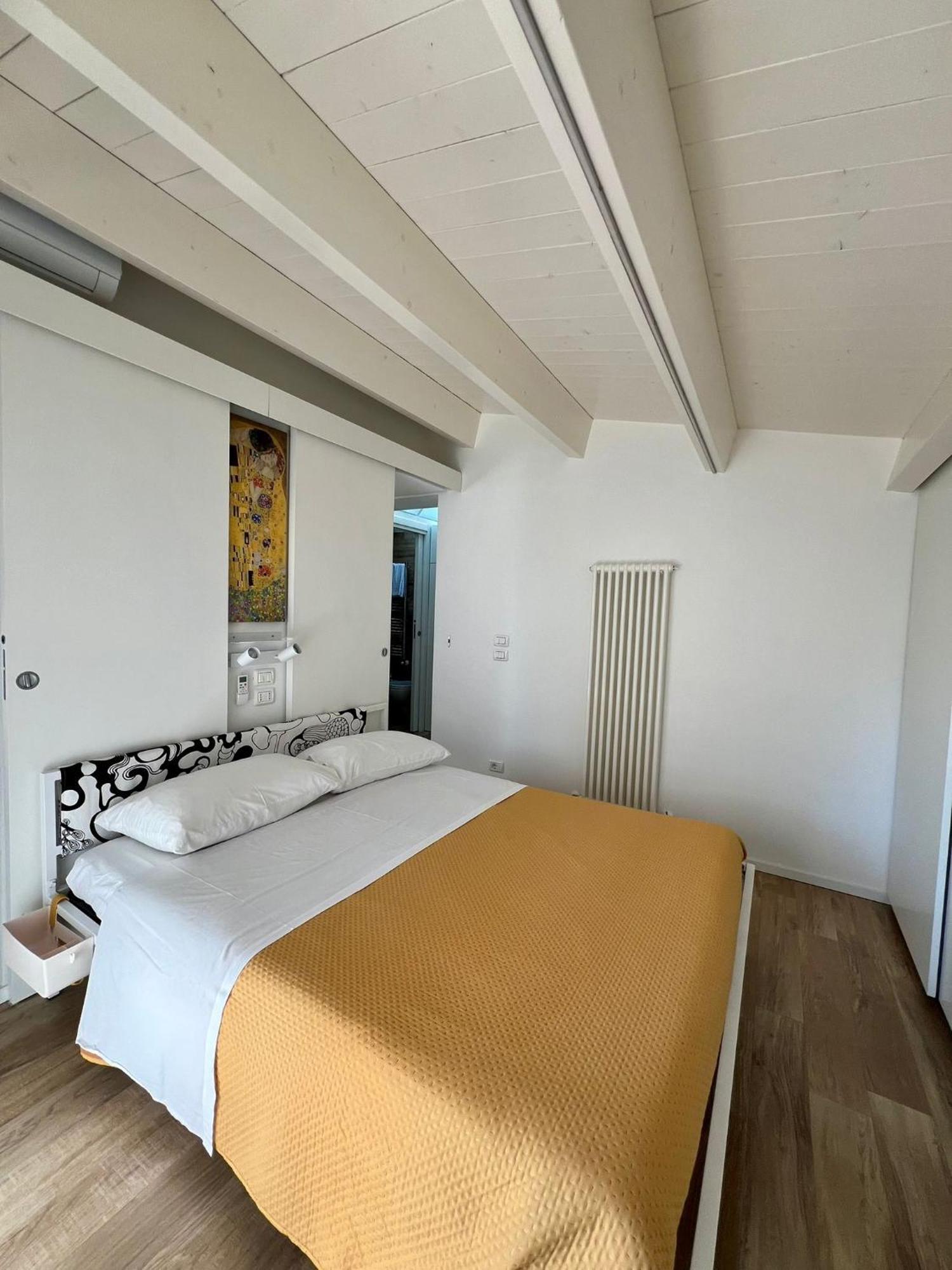 Casa Klimt Vicinissima Al Mare Parcheggio Privato Gratuito Se Disponibile Apartment Pescara Luaran gambar