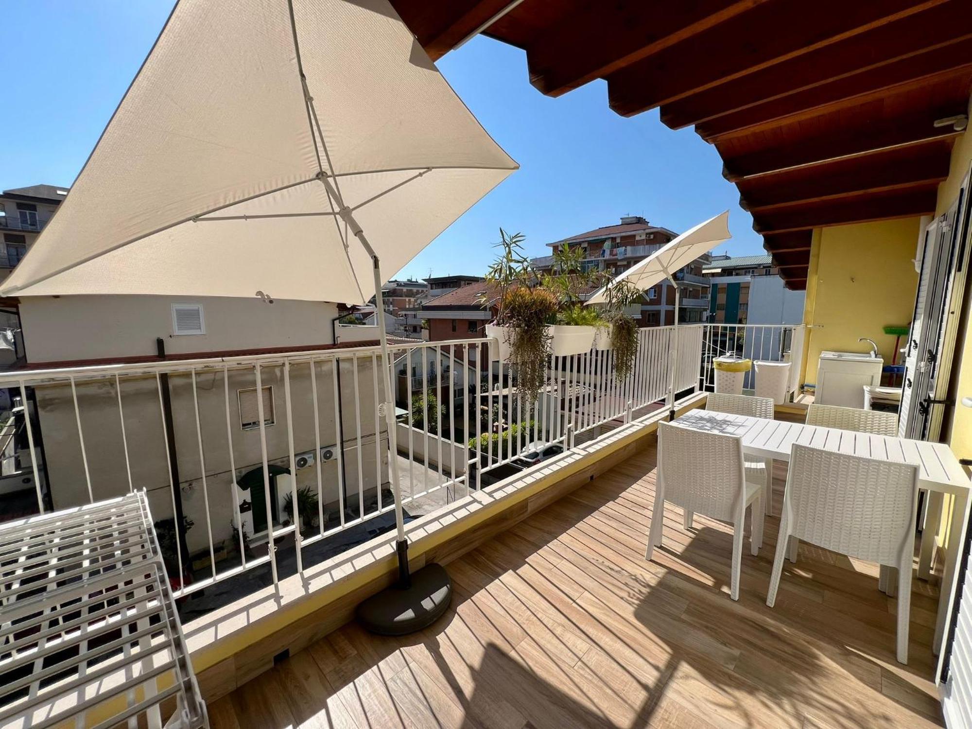 Casa Klimt Vicinissima Al Mare Parcheggio Privato Gratuito Se Disponibile Apartment Pescara Luaran gambar